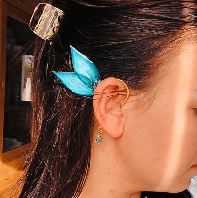 Tour d’oreille, earcuff  fleuris bleu